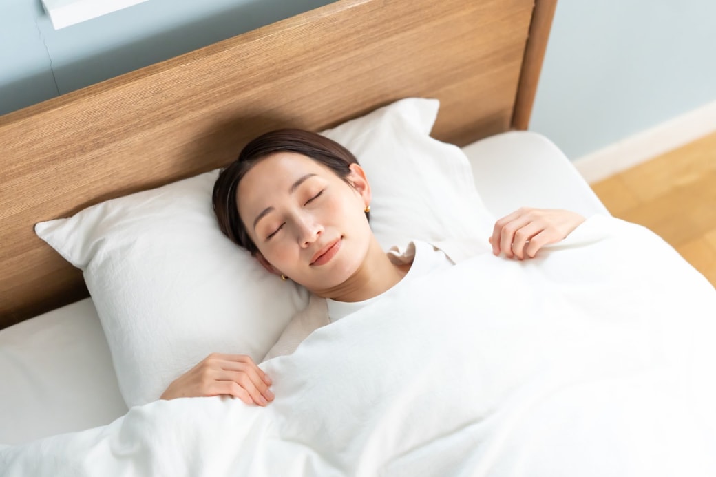 ベッドで眠る女性