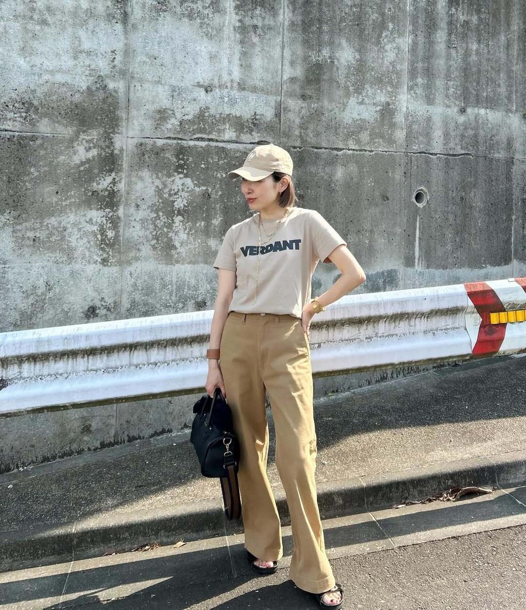 同系色でまとめれば、カジュアルすぎず上品な印象に。