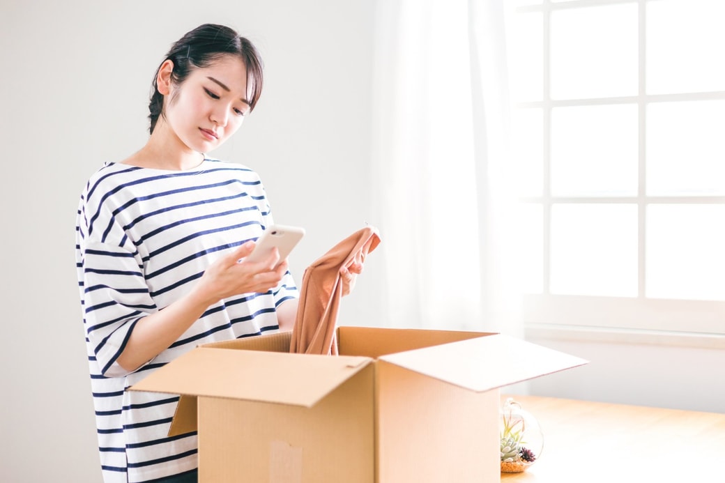 荷物を確認している人