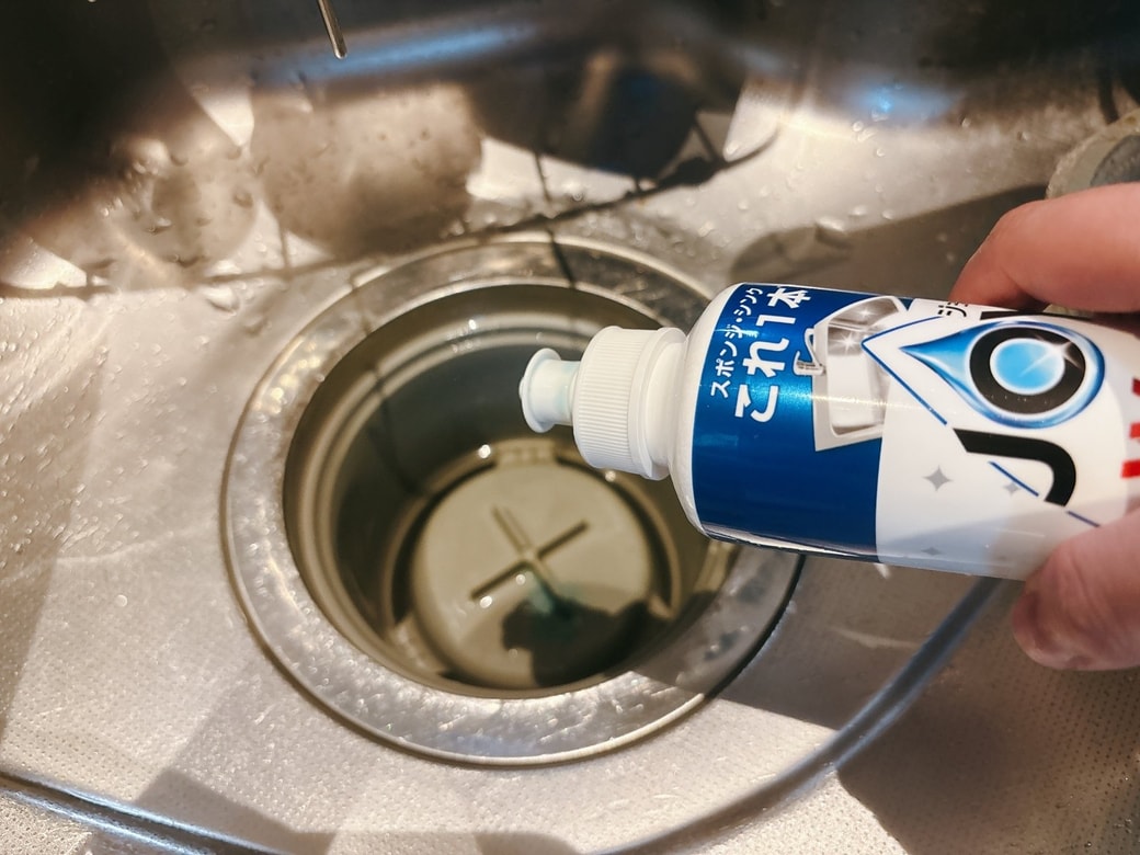 洗剤を直接排水口にかける