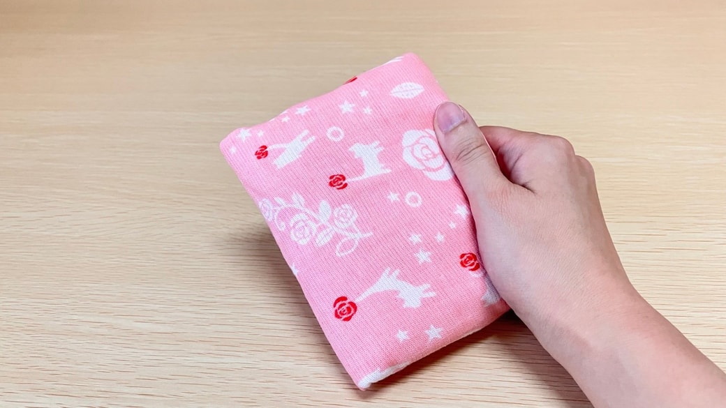大き目の生理用品を入れたタオルハンカチ
