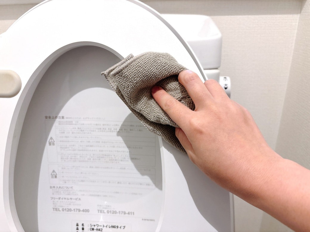 クロスで水拭きする