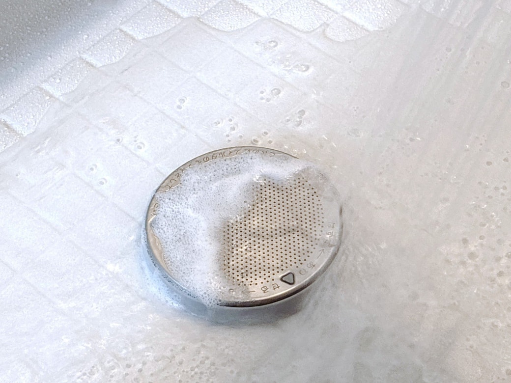 シャワーで水洗いする