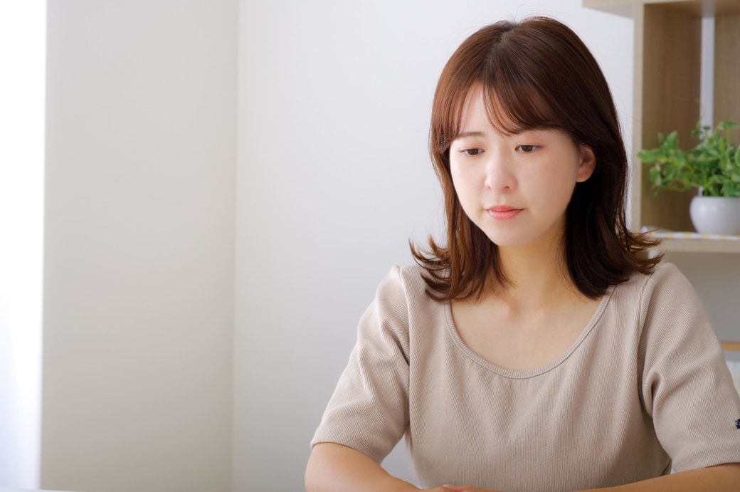 落ち込む女性