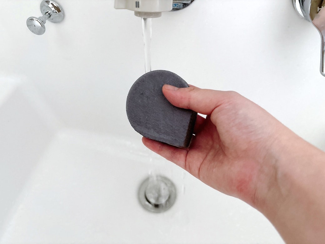 スポンジを水で濡らす