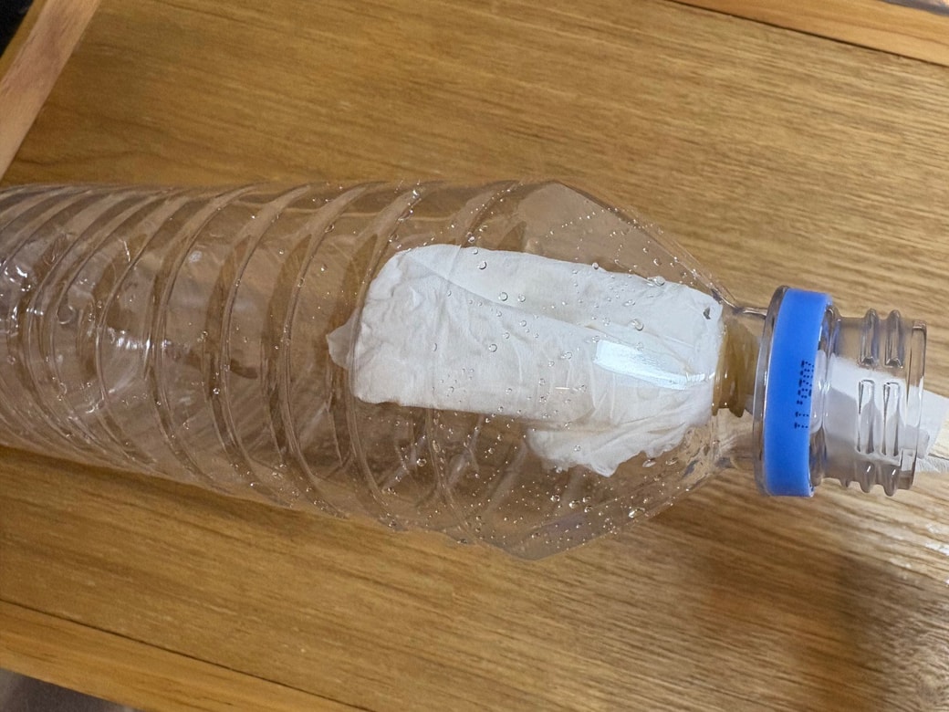 ペットボトルにティッシュを巻き付けた割りばしを入れた様子
