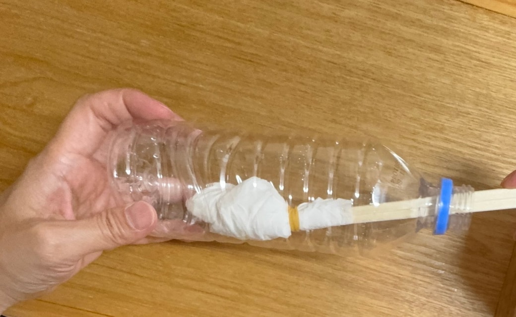 ペットボトルの水滴をふき取る様子
