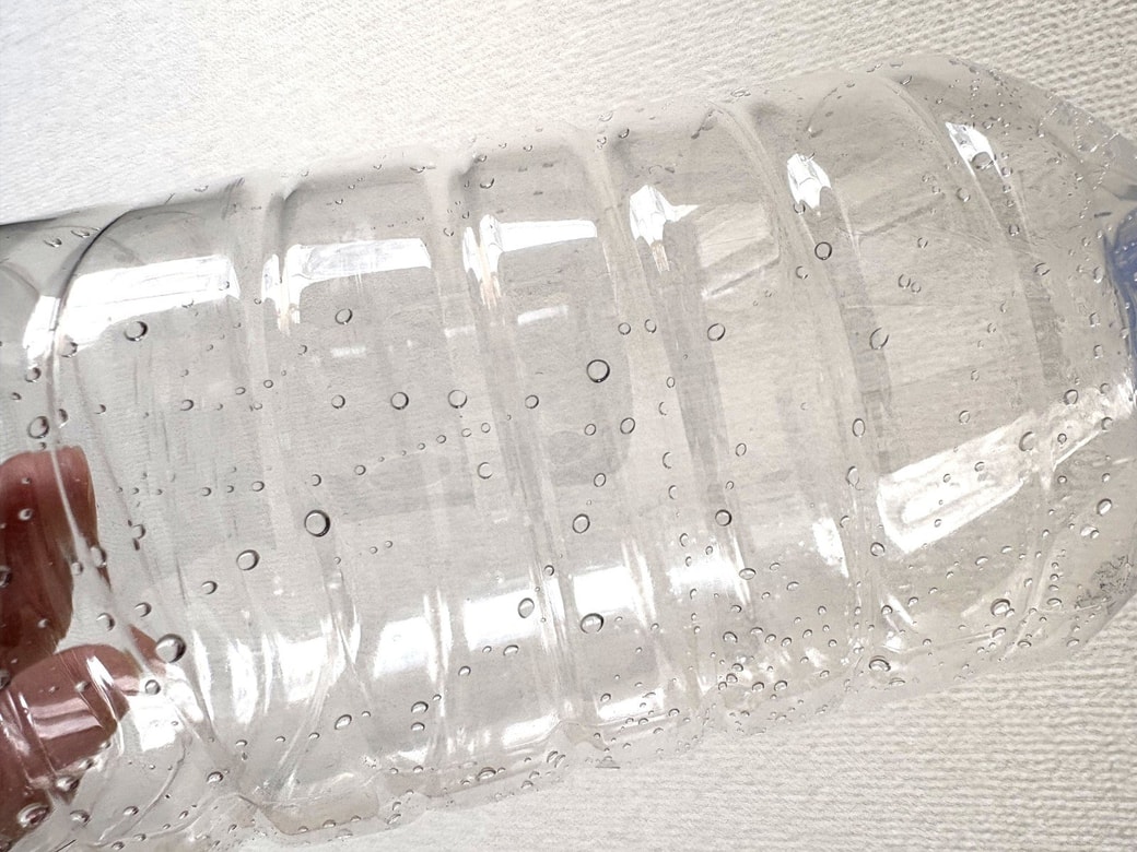 水滴がついているペットボトル