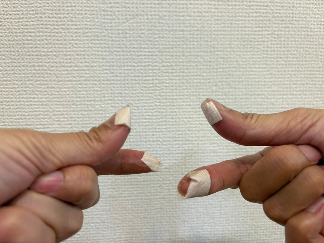 ばんそうこうを巻いた指