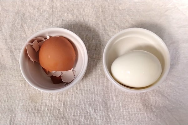 レモン果汁を入れたゆで卵の殻をむく