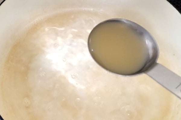 レモン果汁を入れる