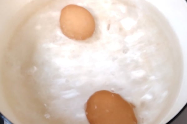 卵を茹でていく
