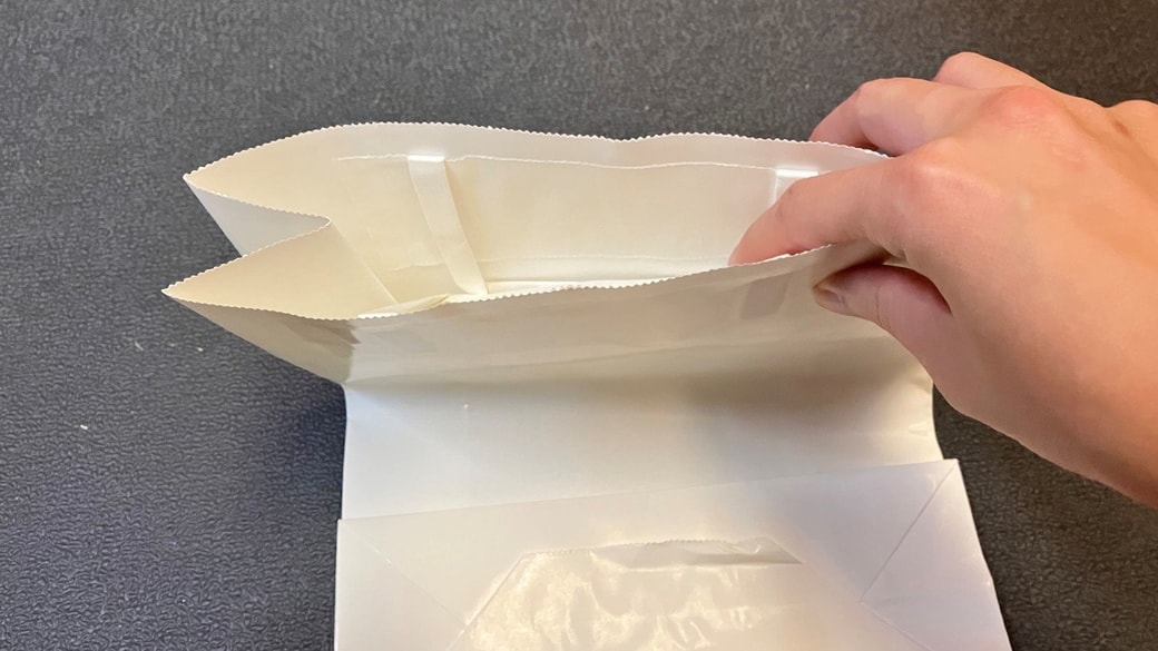 取っ手の部分を紙袋に収納する様子