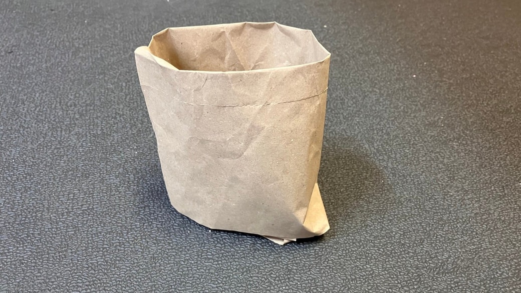 完成した紙の緩衝材のゴミ箱