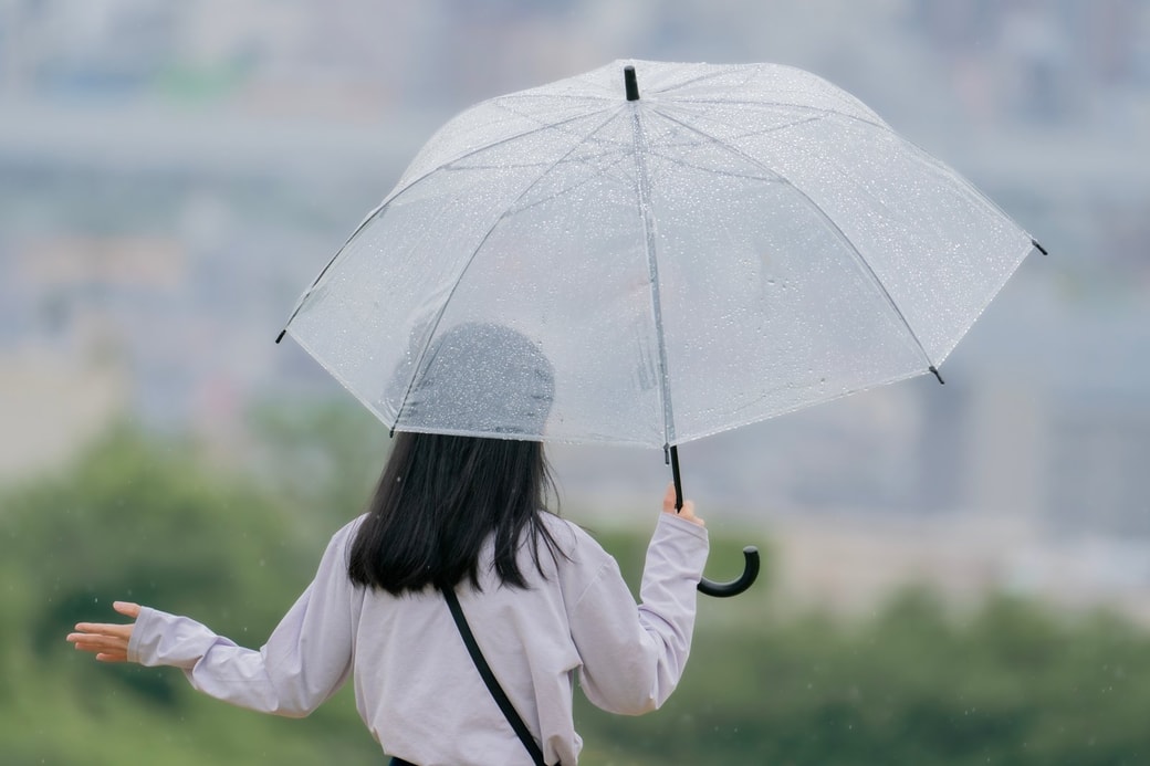 傘をさす女性
