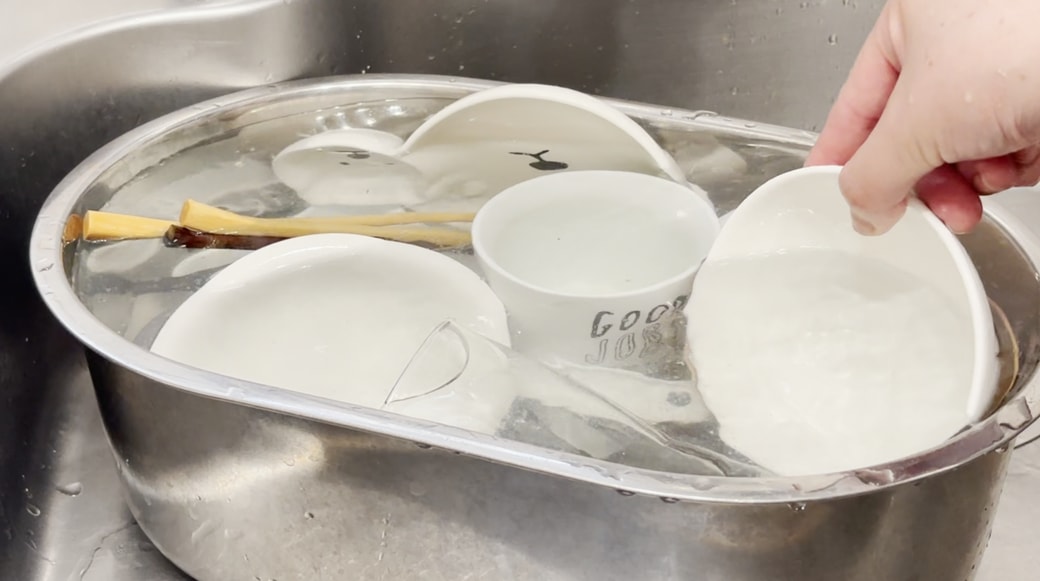 洗い桶に食器をつける