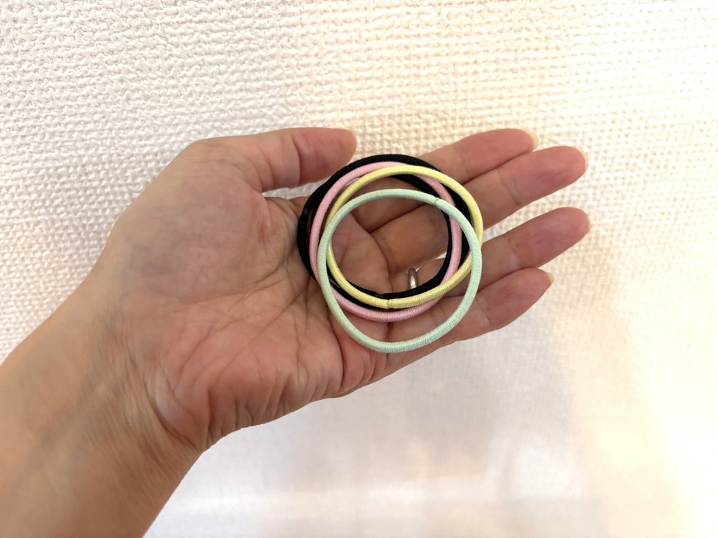 手のひらに乗せたヘアゴム