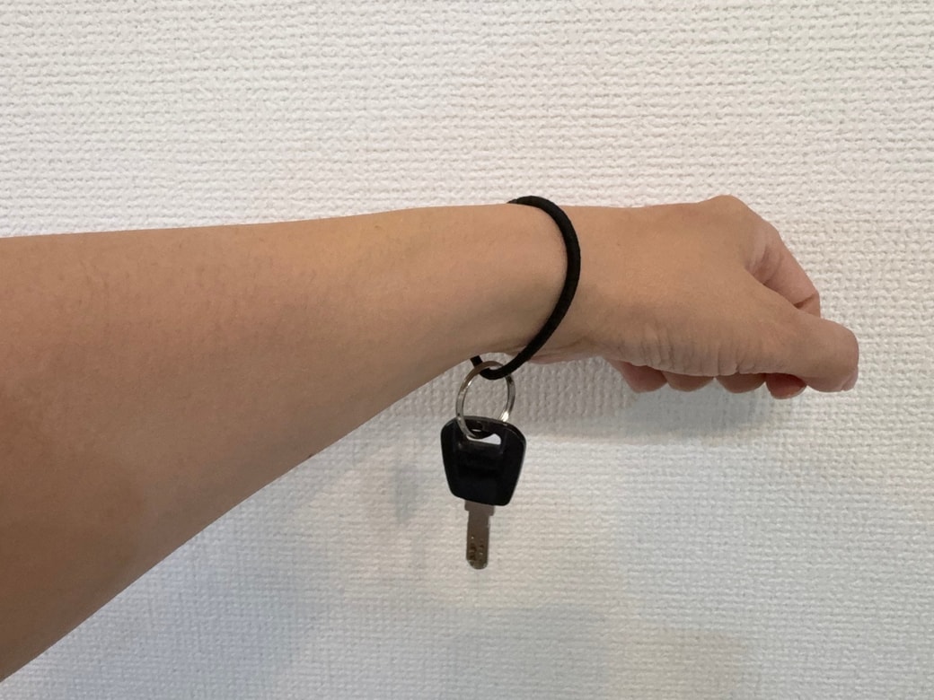手首につけたカギ付きヘアゴム