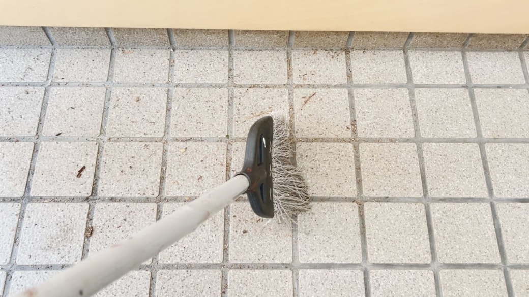 ほうきで掃く