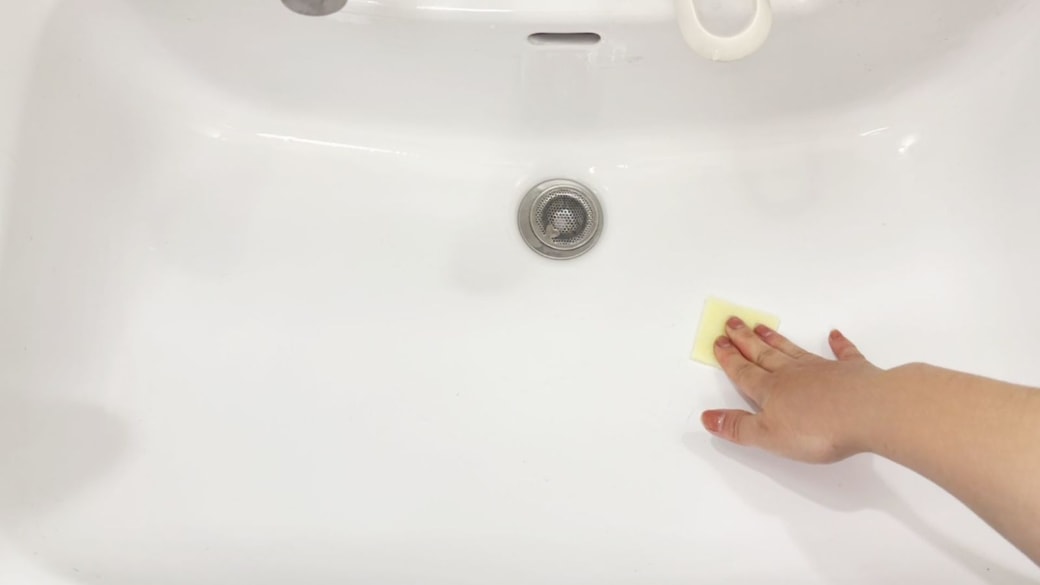 洗面ボウルをこする