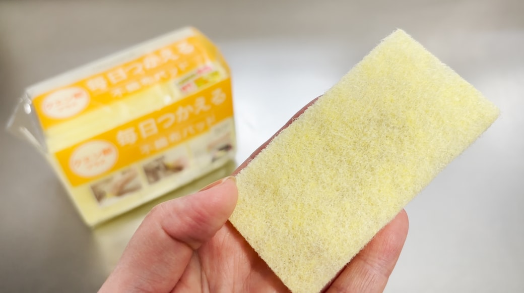 不織布パッドがあれば、水に濡らしてこするだけで、サッと汚れが落ちる！