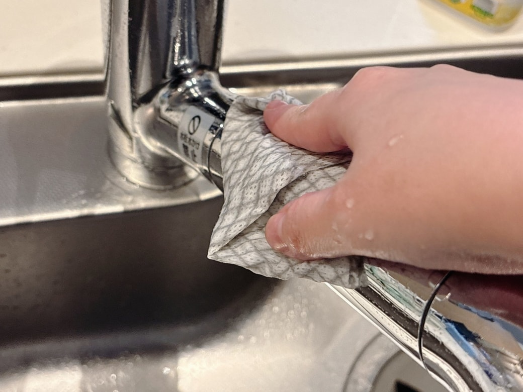 クロスで水拭き