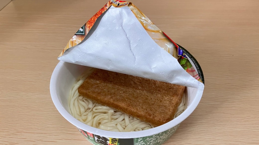 八の字に折ったカップ麺のふた