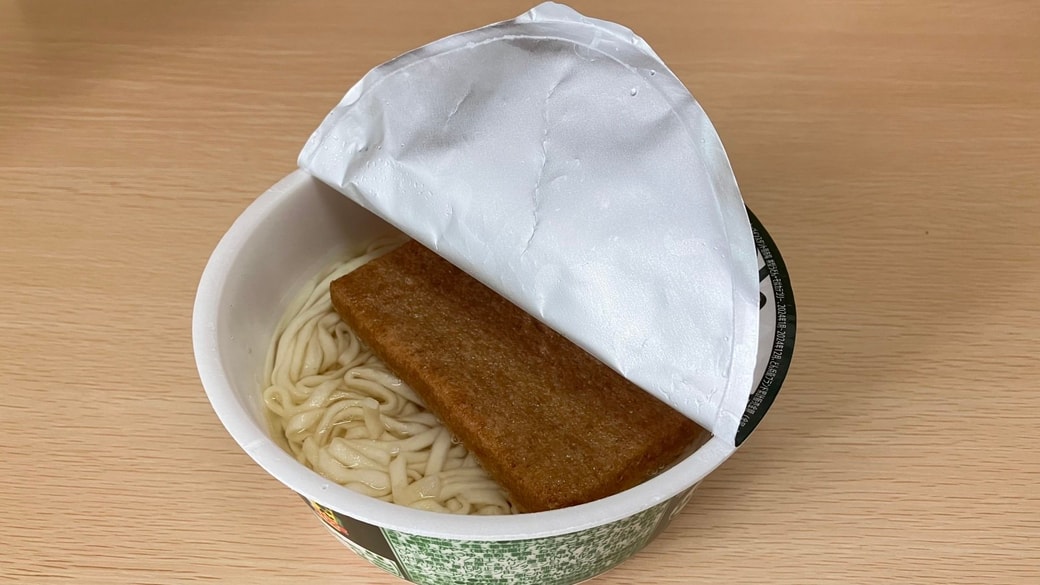 半分までふたを開けたカップ麺