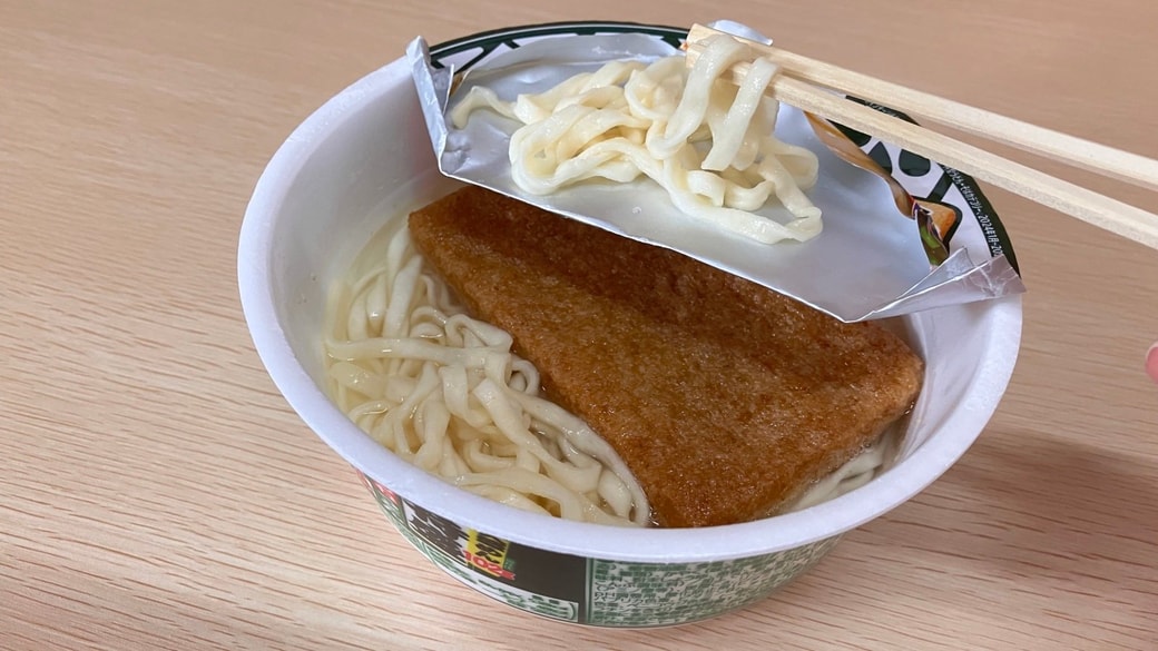 熱々の麺を簡易小皿にのせるだけで、あっという間に食べられる温度になる