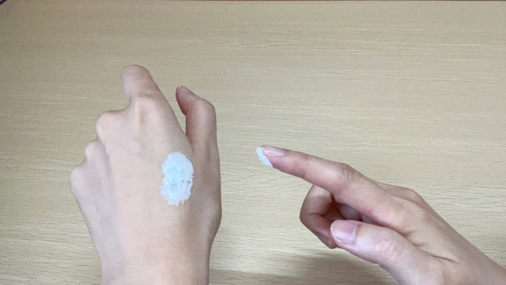油性ペンの汚れをニベアクリームでとる様子