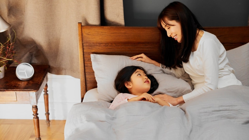 子どもを寝かしつける女性