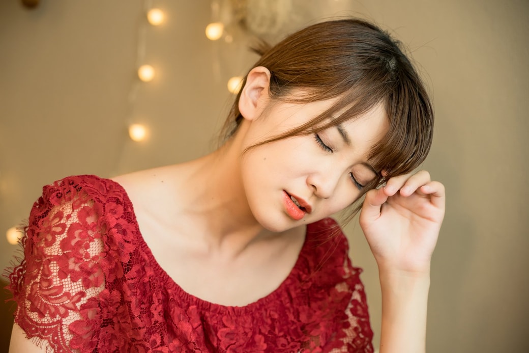 頭痛に苦しむ女性