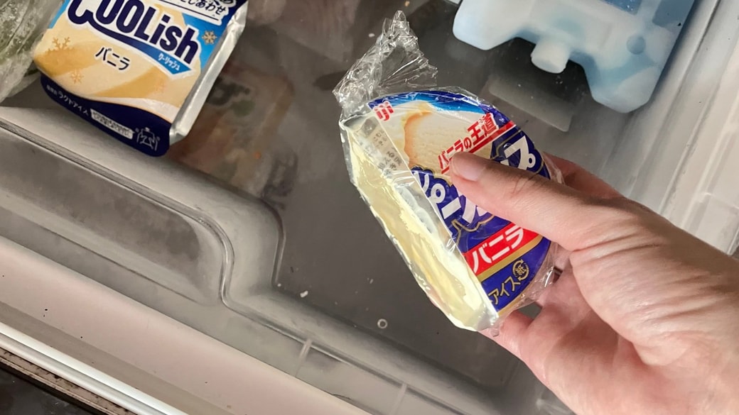 半分に分けたカップアイス