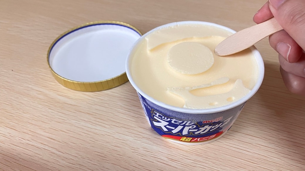 カップアイスとスプーン