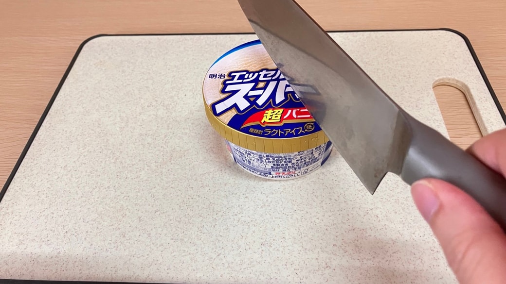 カップアイスと包丁
