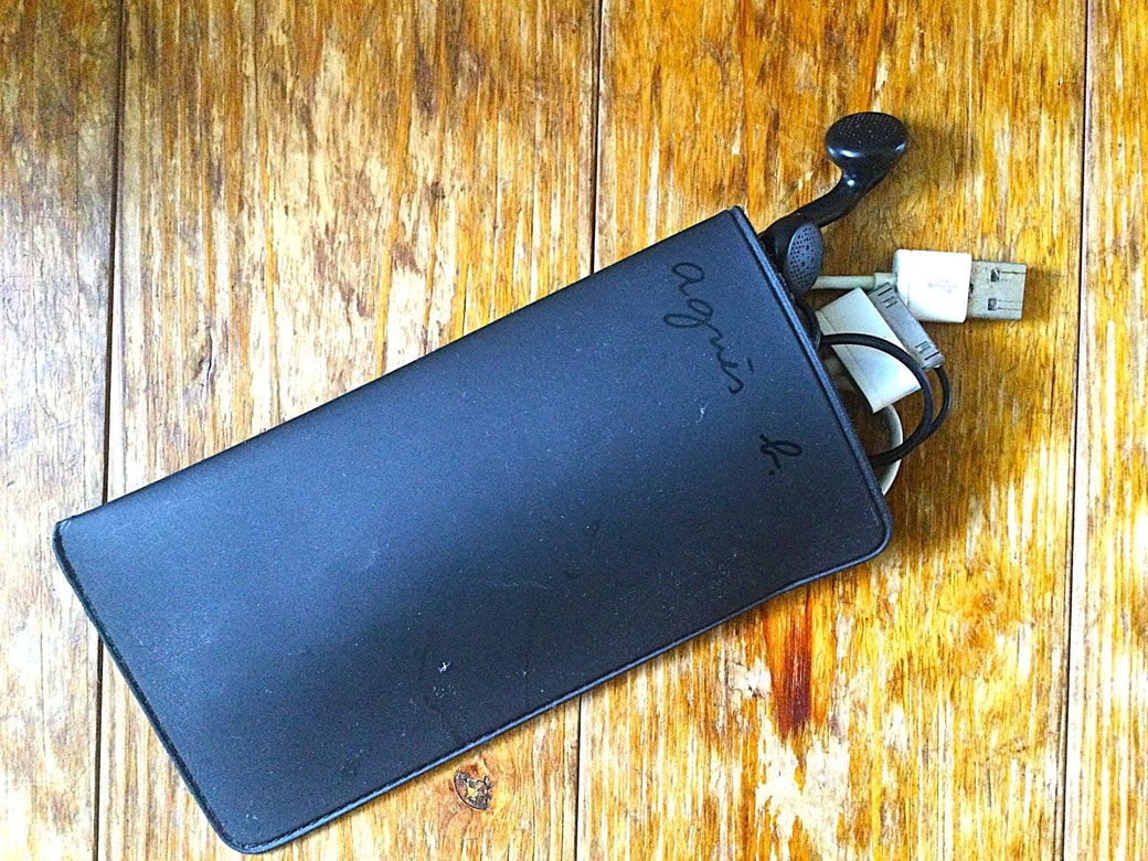 メガネケースに充電ケーブルを収納