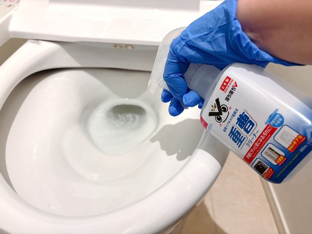 便器に重曹水をスプレーする