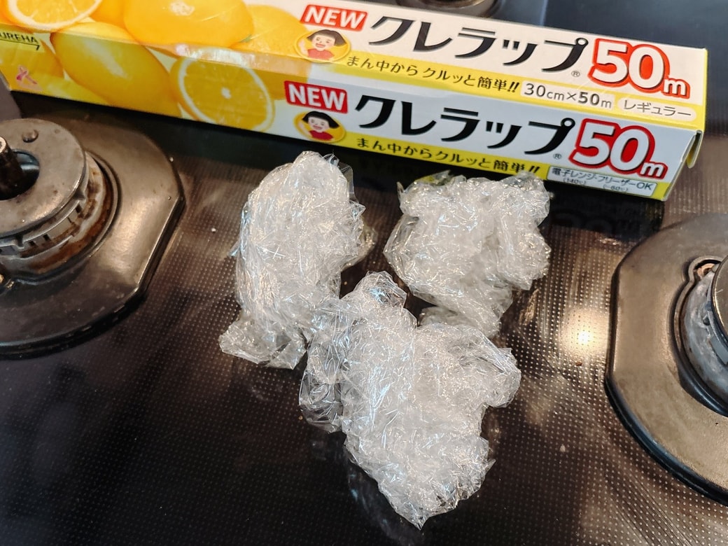 丸めたラップを2～3個用意する