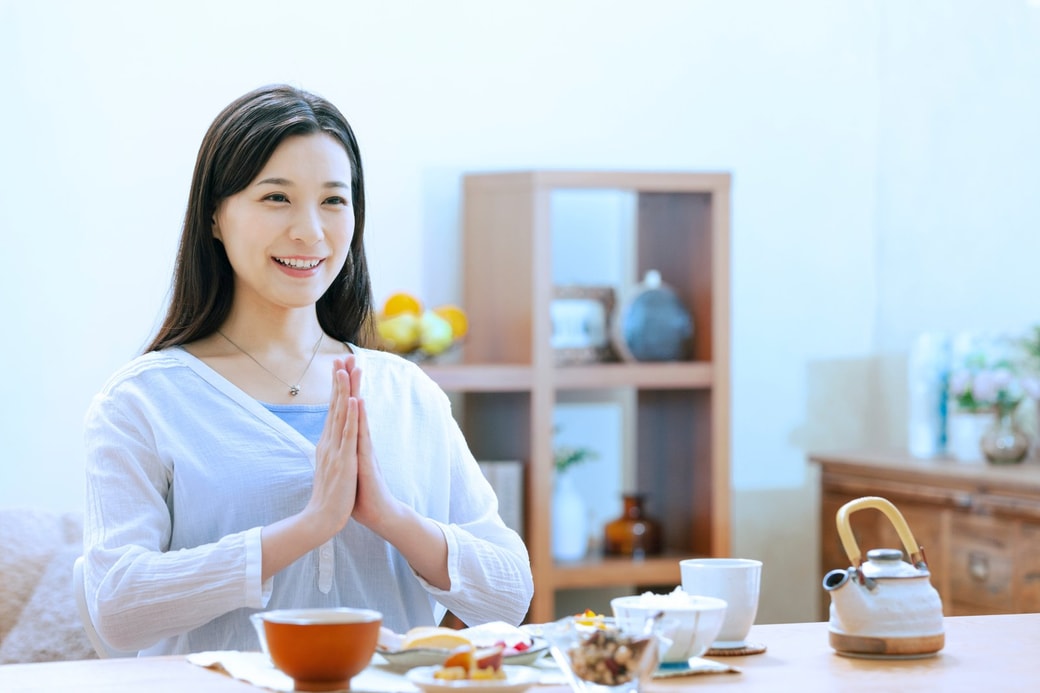 朝食を食べる女性
