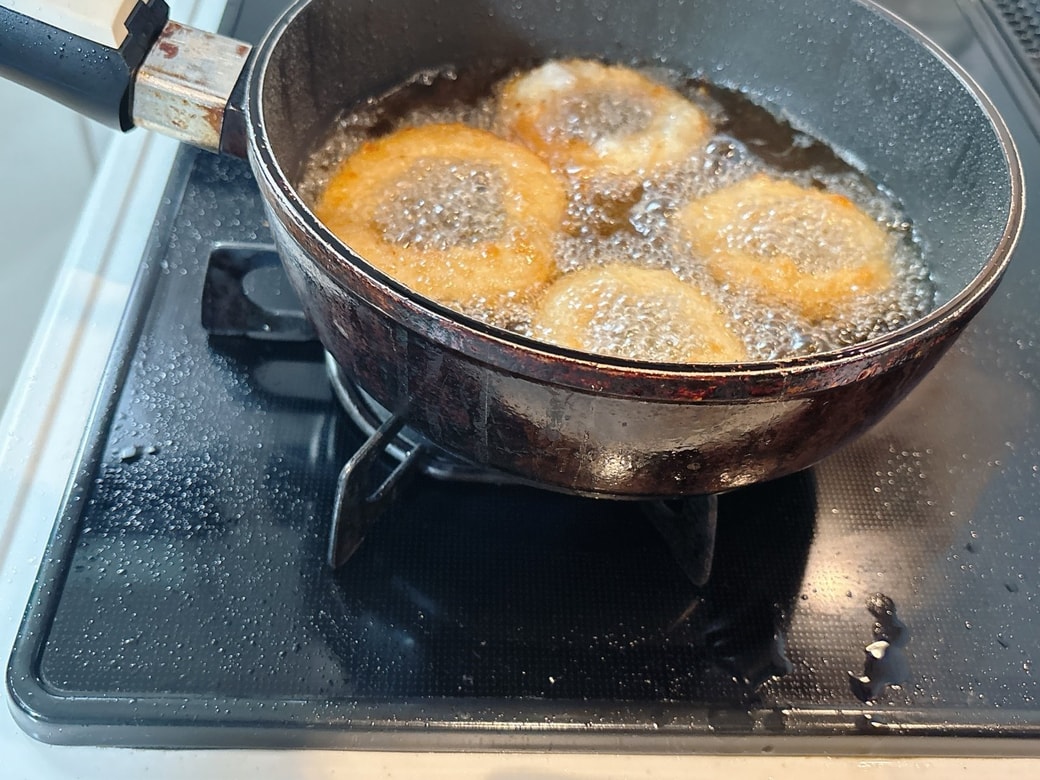 揚げ物調理中のコンロ