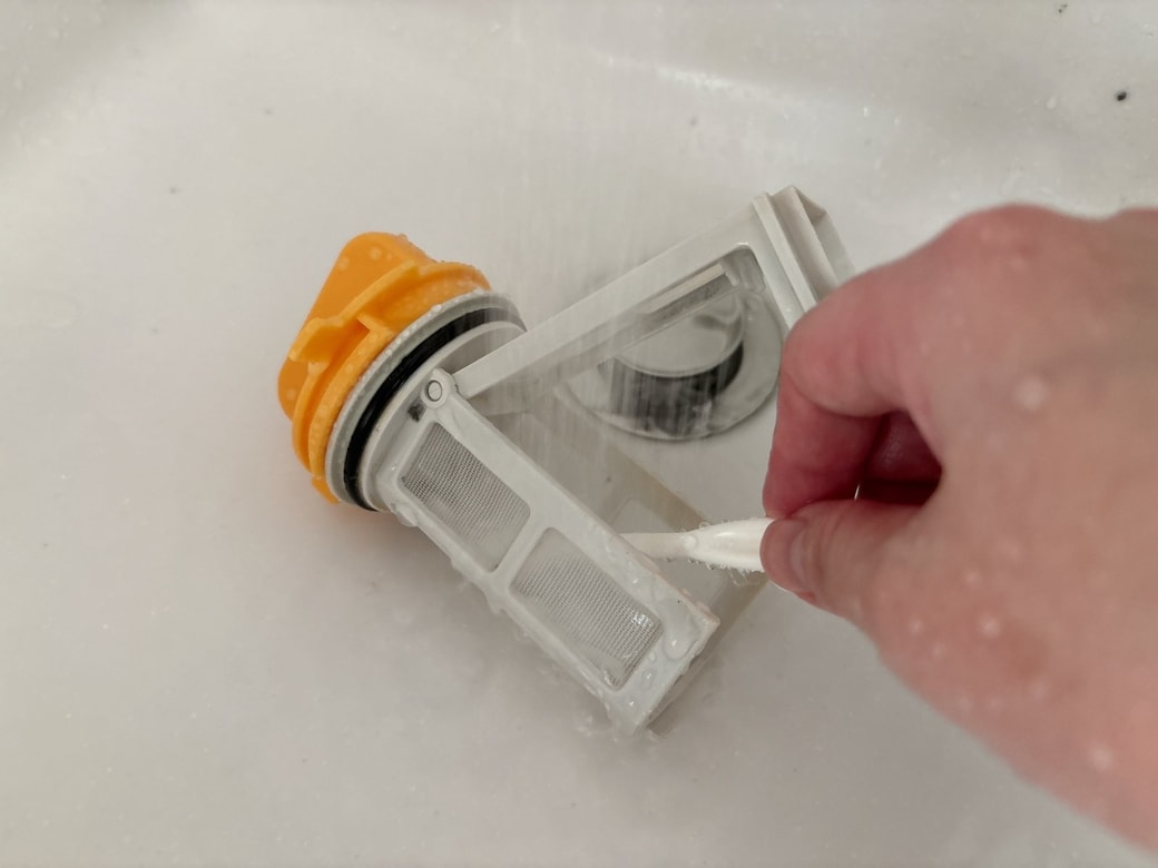 水と歯ブラシで細かい汚れを取り除く
