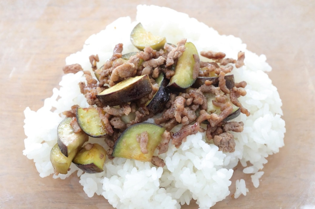「ナスと肉そぼろのおにぎり」