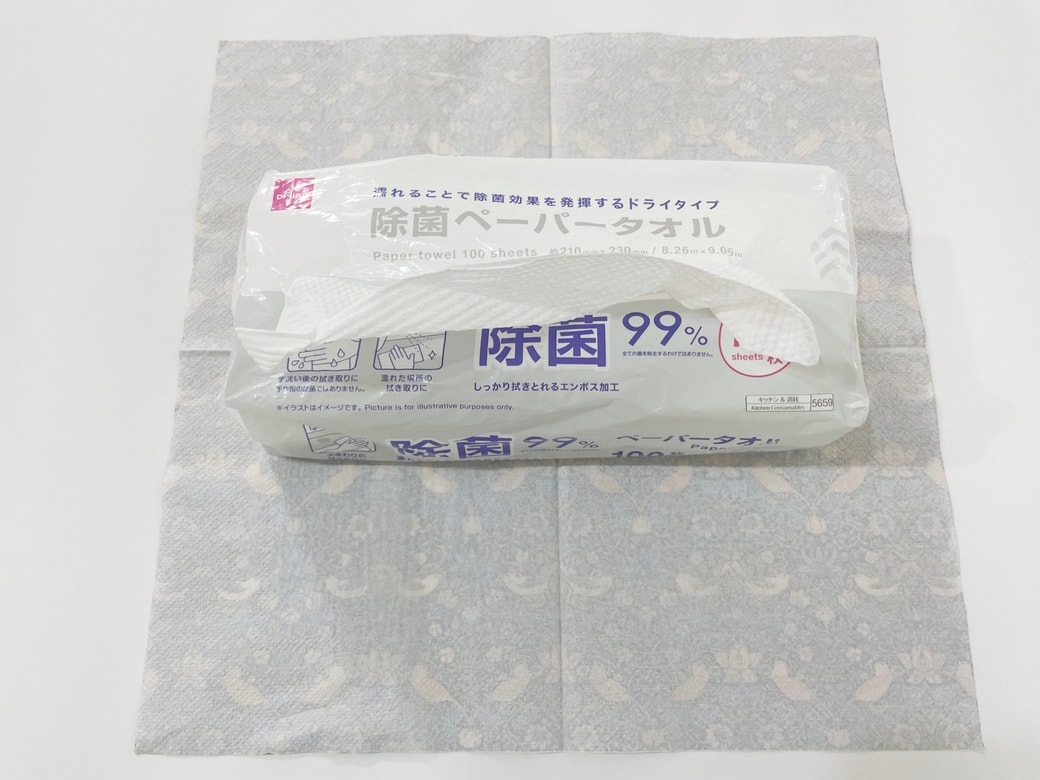 ペーパーナプキンを裏返して広げ、その中央にペーパータオルを置く
