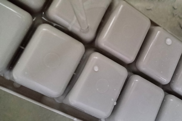 製氷皿の裏からお湯をかける