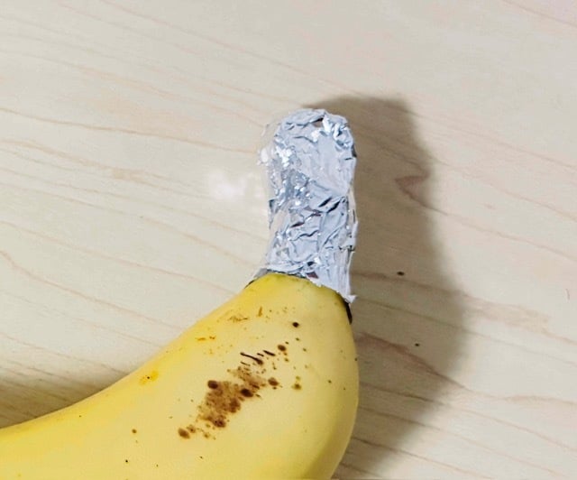 バナナの軸にアルミホイルをぴったり巻いてから、野菜室で保存する