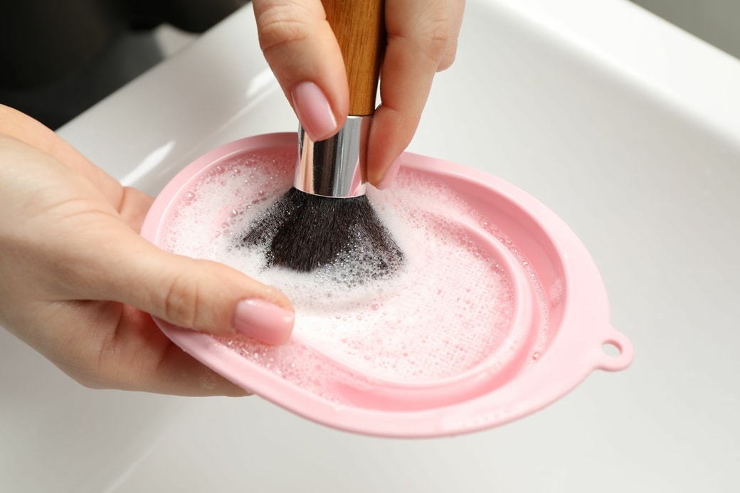メイク道具の洗浄に活用：油分や汚れを浮かせて落とす洗浄成分を活かそう