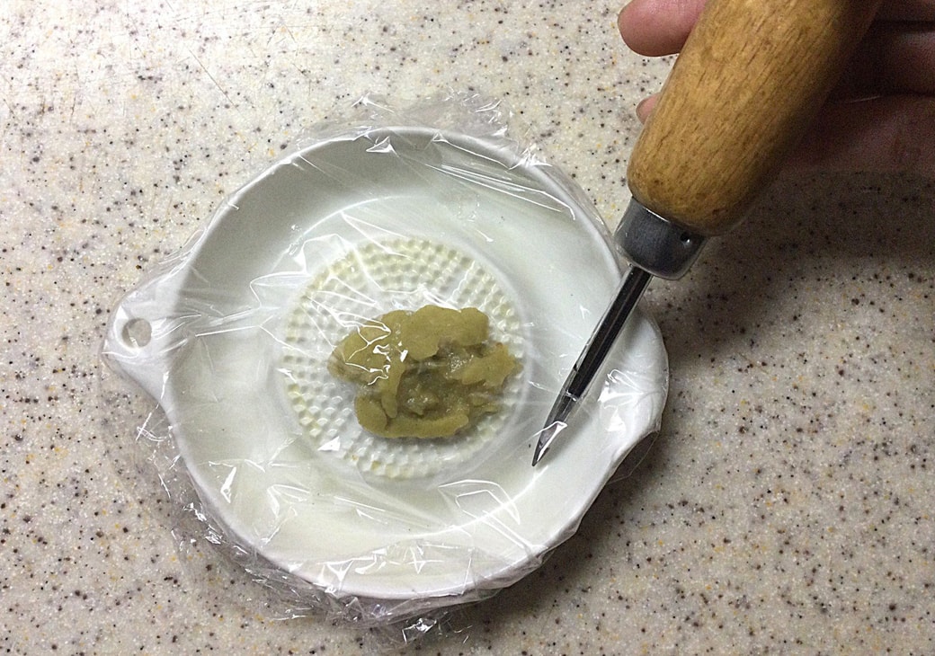 ワサビをのせた小皿に穴をあける