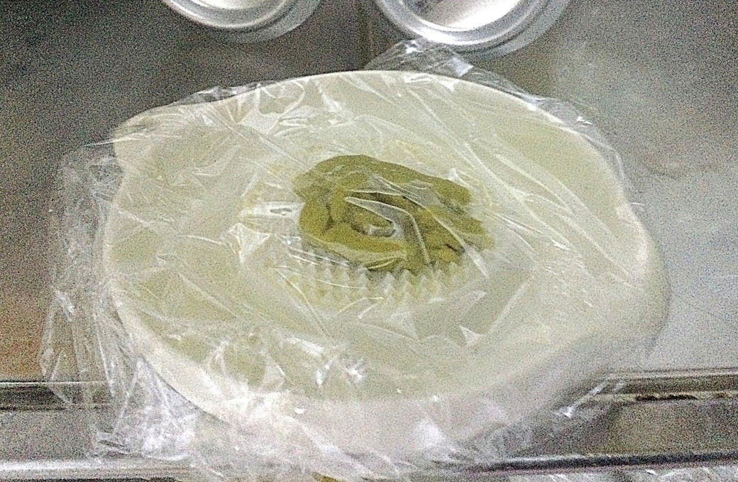 小皿にのせたワサビ