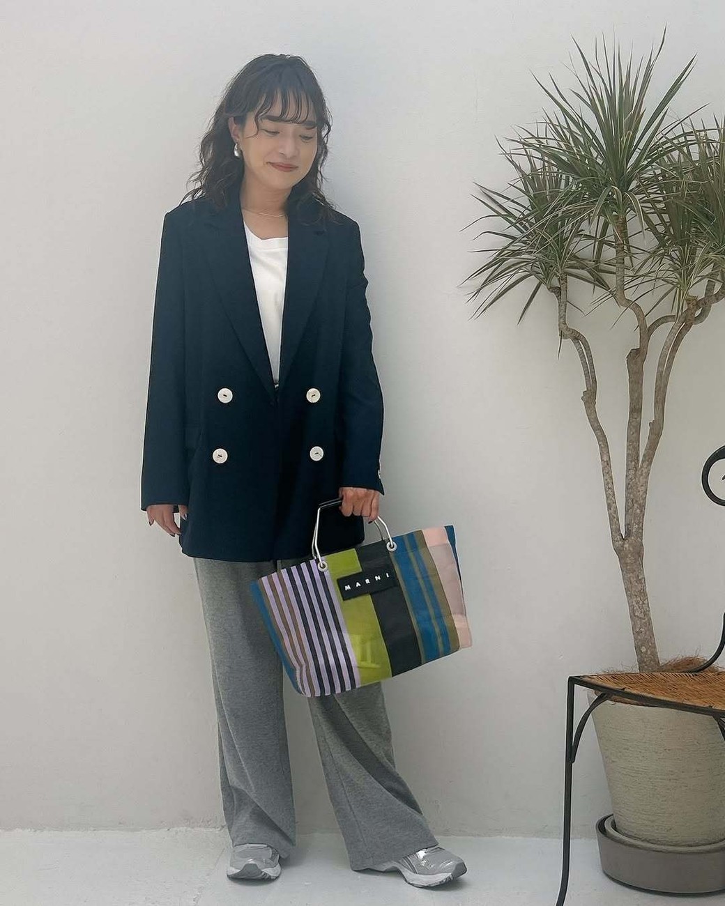白T効果で全体に軽やかな着こなしに。
