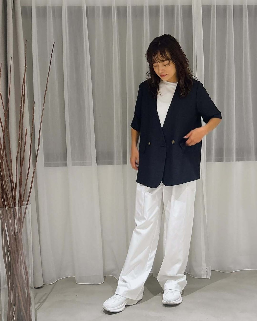 あえてナイロン風のパンツを合わせることで旬の雰囲気に。